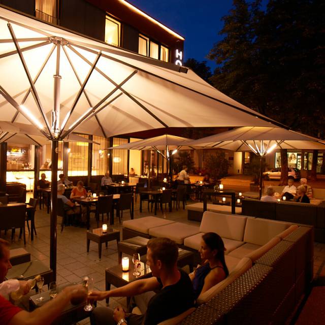 Hotelterrasse im Abend Ambiente - Stadthotel Freiburg